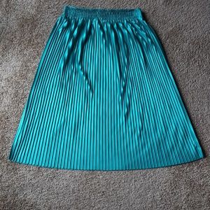Green pleated skirt